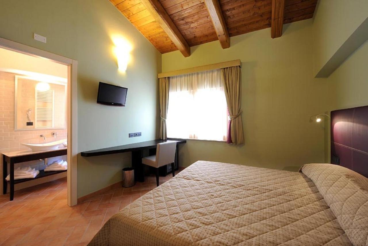 Magione Papale Relais Hotel L'Aquila Ruang foto